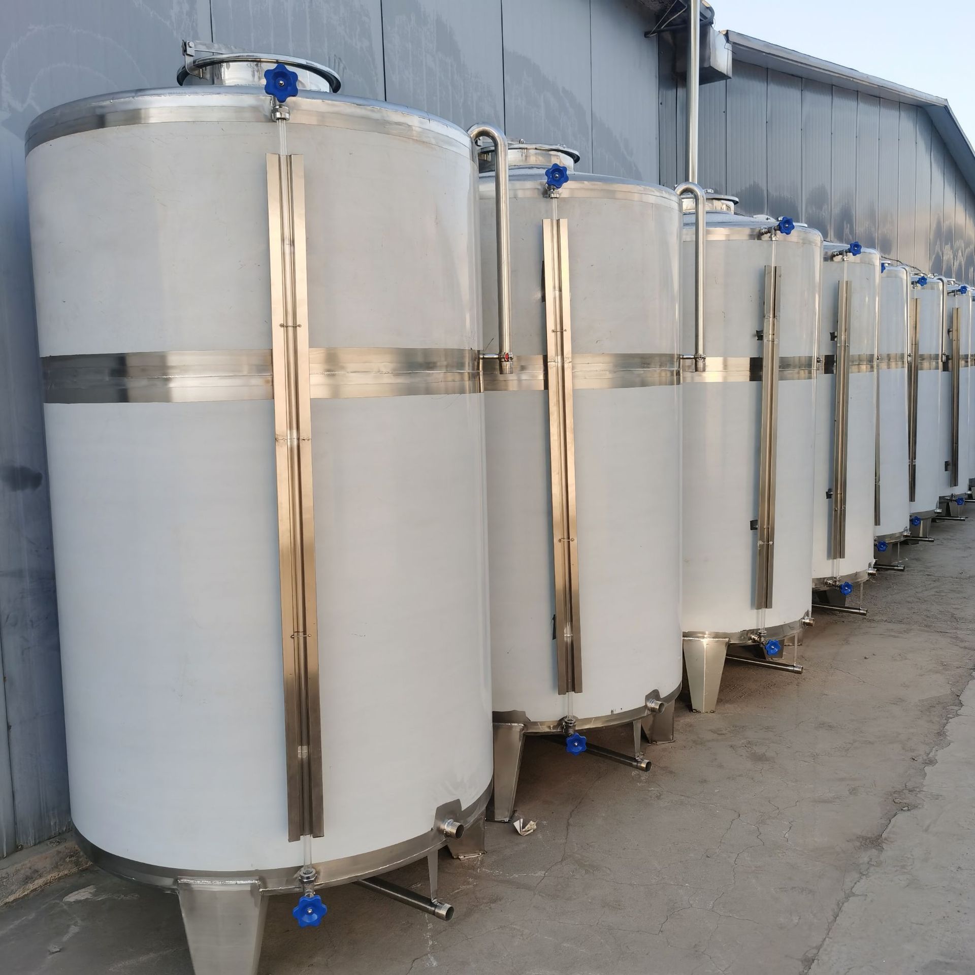 供应白酒储酒罐 不锈钢储存罐 酿酒设备 立式储酒容器 5吨10吨