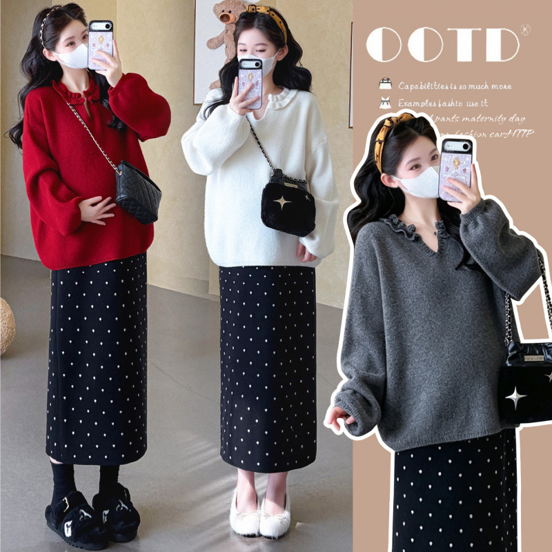 Real photos of a new autumn sweater dress set for pregnant women: a loose-fitting sweater top worn over other clothes, paired with a polka-dot skirt – a two-piece outfit
