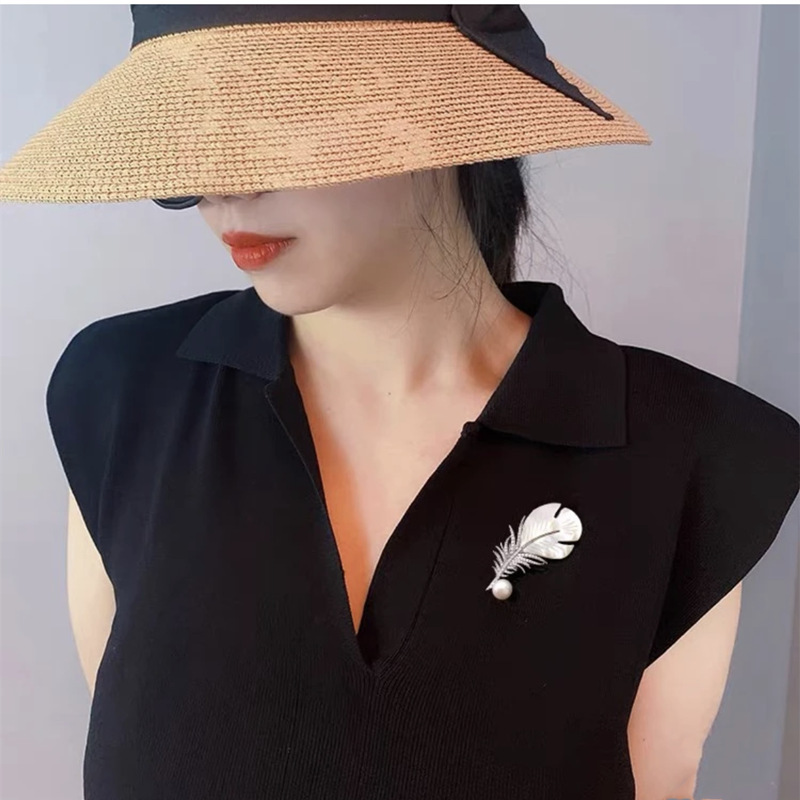 De gama alta exquisita pluma broche exquisito traje abrigo ramillete accesorios luz de las mujeres de lujo de gama alta pin anti-exposición hebilla pin