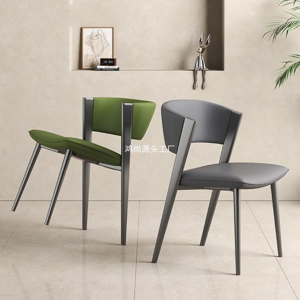Silla de comedor italiana moderna para el hogar Silla de comedor de cuero PU minimalista Modelo de diseño de metal de madera para el hogar de lujo ligero