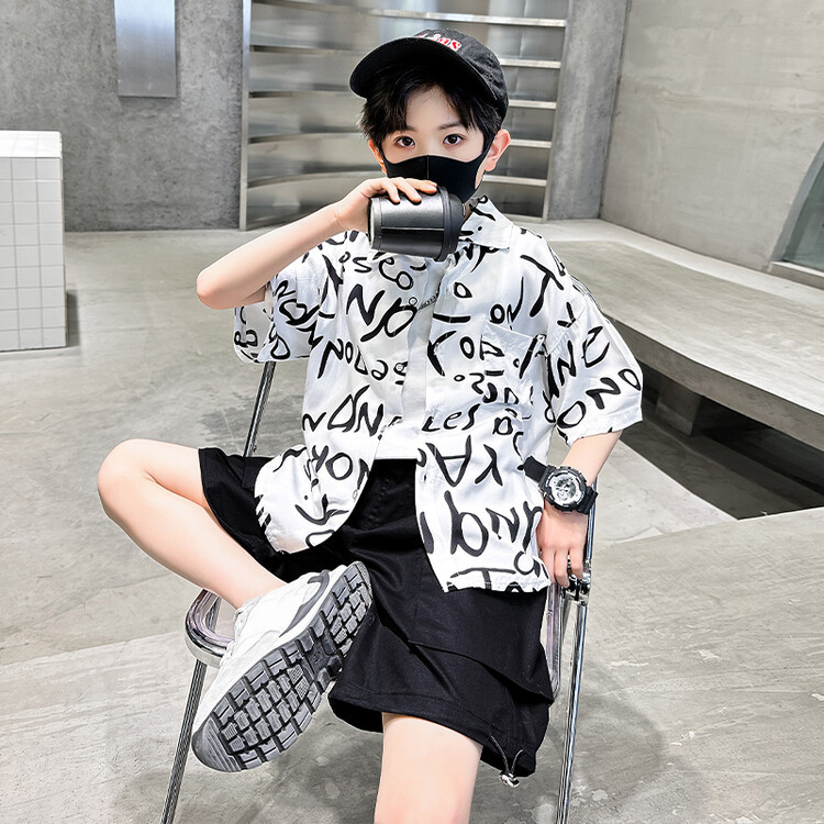 Camisa de los muchachos verano manga corta delgada 2023 nuevo estilo occidental de los niños fritos calle media manga ropa de verano niños traje venta al por mayor