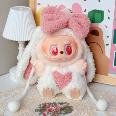 LABUBUはパーティーの子供服に座っています。