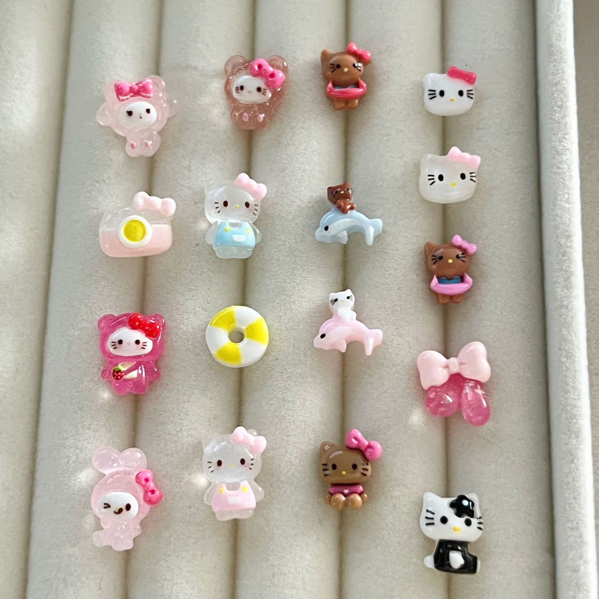 新商品のキティキャットの三麗鴎のネイルアクセサリーのネットの赤い爆発の樹脂のかわいいkt猫は甲を着て飾ります。