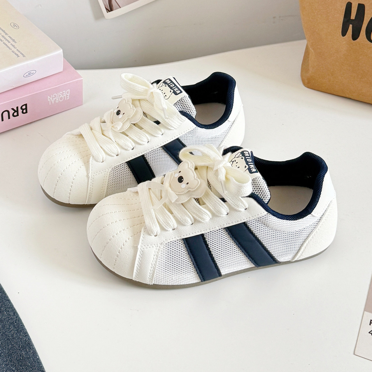 2026 nuevos zapatos de mujer primavera y verano zapatos de pan de suela gruesa zapatos deportivos casuales de skate de alto valor de los estudiantes zapatos blancos pequeños