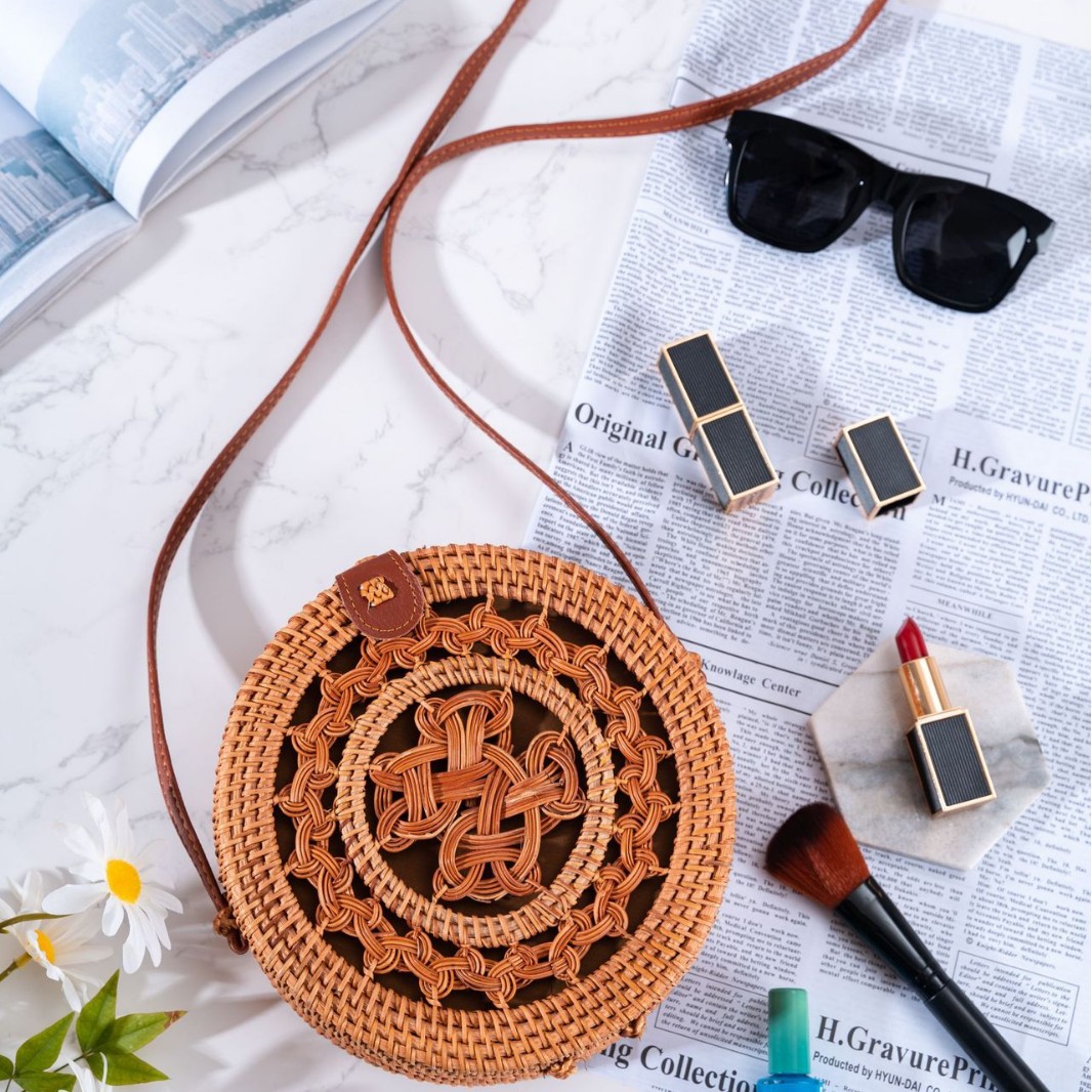 新作insネット紅女包斜めショルダー草編み透かし彫り文芸編み籐編みバケツ包み草編みバッグ