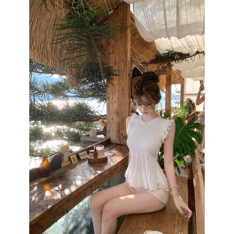 White Ruffled Sleeveless Knit Top for Women, Summer French Style, Thin and Waist-Cinching, Slimming Design, Stunning Outerwear