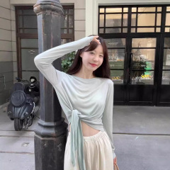 初秋の薄いタイプの小さい透はベルトを締めて腰の長袖のtシャツの女性の新型のゆったりしている短いタイプの純欲の小さい大衆の日よけの上着を締めます。