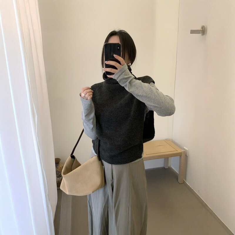 Korean-style relaxed gray turtleneck sweater vest for women, suitable for layering in autumn and winter, with a stacked collar and sleeveless design Korean-style relaxed gray turtleneck sweater vest for women, suitable for layering in autumn and winter, with a stacked collar and sleeveless design