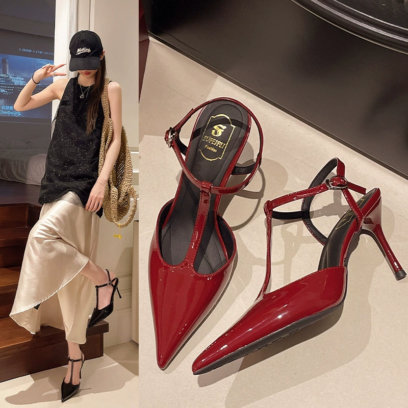 Женские босоножки-стилето бордового цвета с заострённым носком, ремешком на щиколотке и неглубоким вырезом, лето 2025 года.