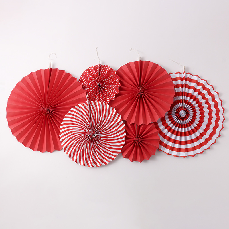 Seis fans de papel en color rojo