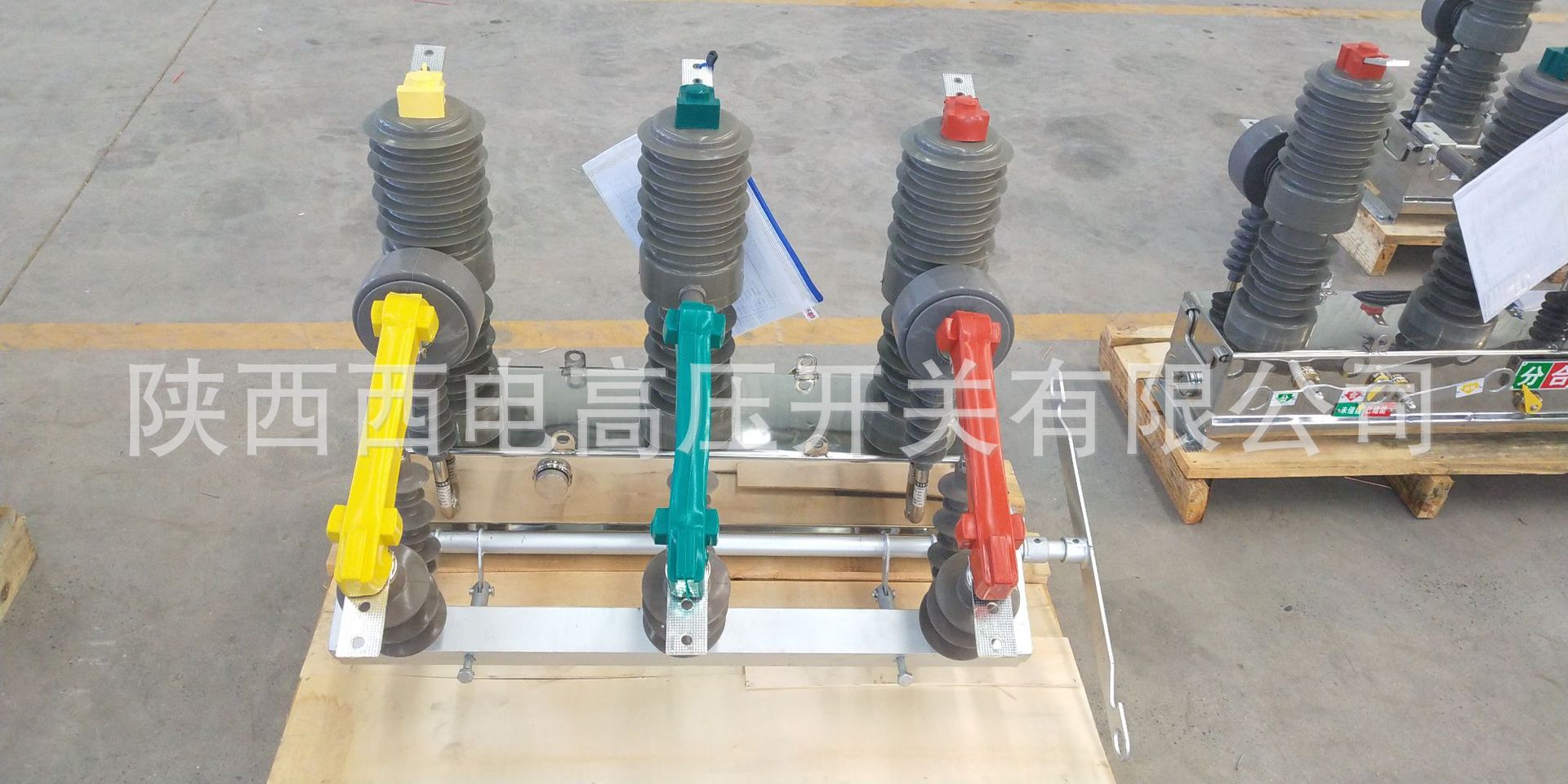 10kV户外高压真空断路器ZW32-12G/1250A带隔离柱上开关柱上开关