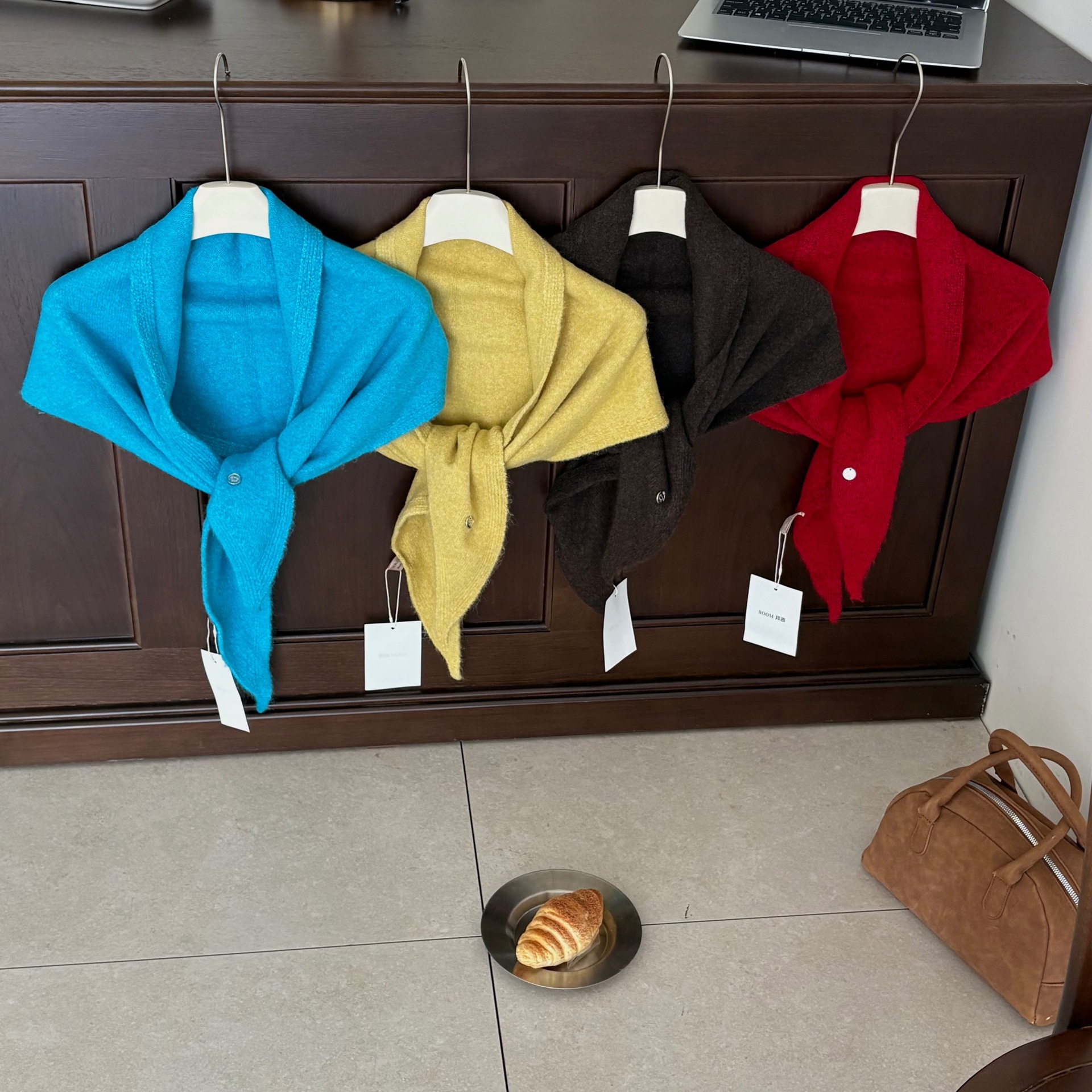 Korean-style minimalist and sophisticated knitted wool triangle scarf, versatile and fashionable for autumn and winter, can be used as a neck warmer or a back cover