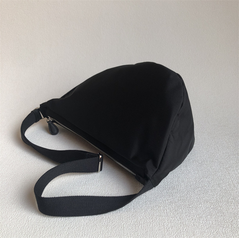 Universal waterproof nylon black one-shoulder bag for men and women