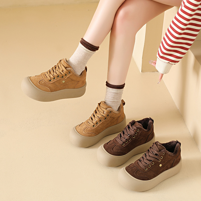 Gran cabeza bonita zapatos de alta altura para mujeres otoño y invierno 2025 nuevo estilo de moda retro de terciopelo versátil zapatos casuales muffin de suela gruesa