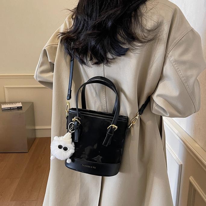 Retro alta sensación de bolso de cubo de mano mujer 2025 nuevo estilo de moda bolsa de hombro casual bolsa de tendencia universal mochila