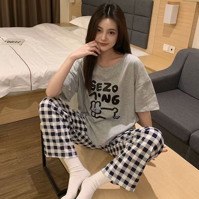 짧고 긴 검은색 체크무늬 바지 회색 토끼