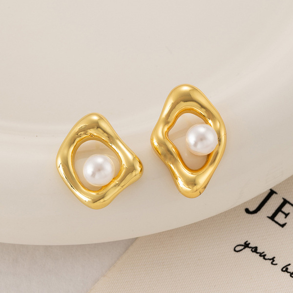 Geometric fashionable sophisticated universal design earrings pearl