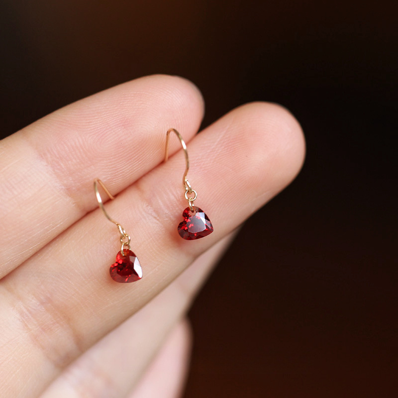 S925 plata esterlina 14K oro granada vino rojo amor gancho de orejas pequeño corazón rojo zirconia estilo mini orejas mujeres