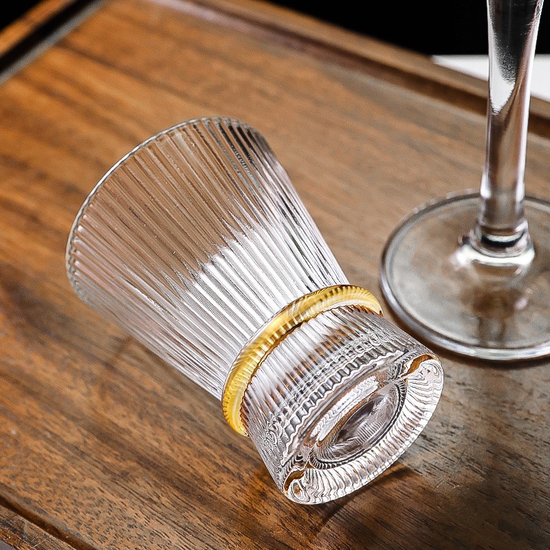 Cortes elegantes copas de vino alto de pie alto en tazas de cóctel de atmósfera princesa de bebidas de vidrio