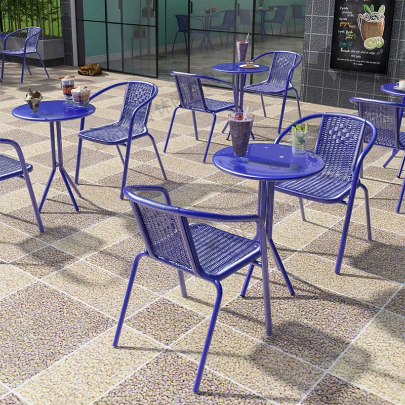 Кафе кофе накрывается на чай с молоком, чай, столы и стулья