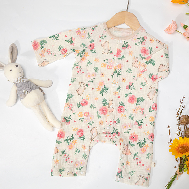 Conejito recogiendo flores-beige