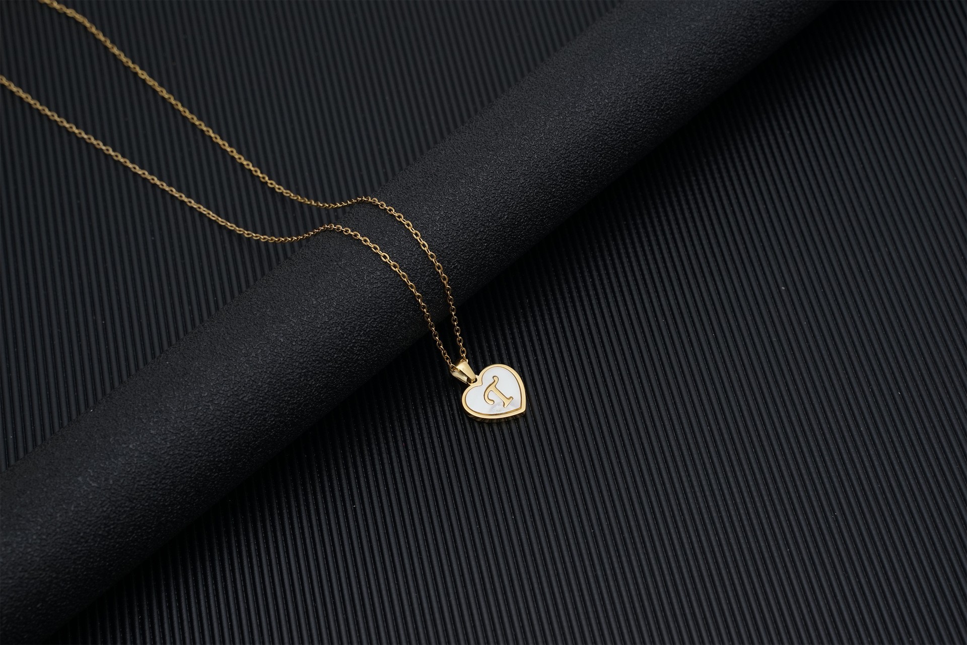 Europa y América 18K oro amor clavícula cadena de las mujeres de acero inoxidable corazón blanco madre colgante 26 letras titanio acero collar
