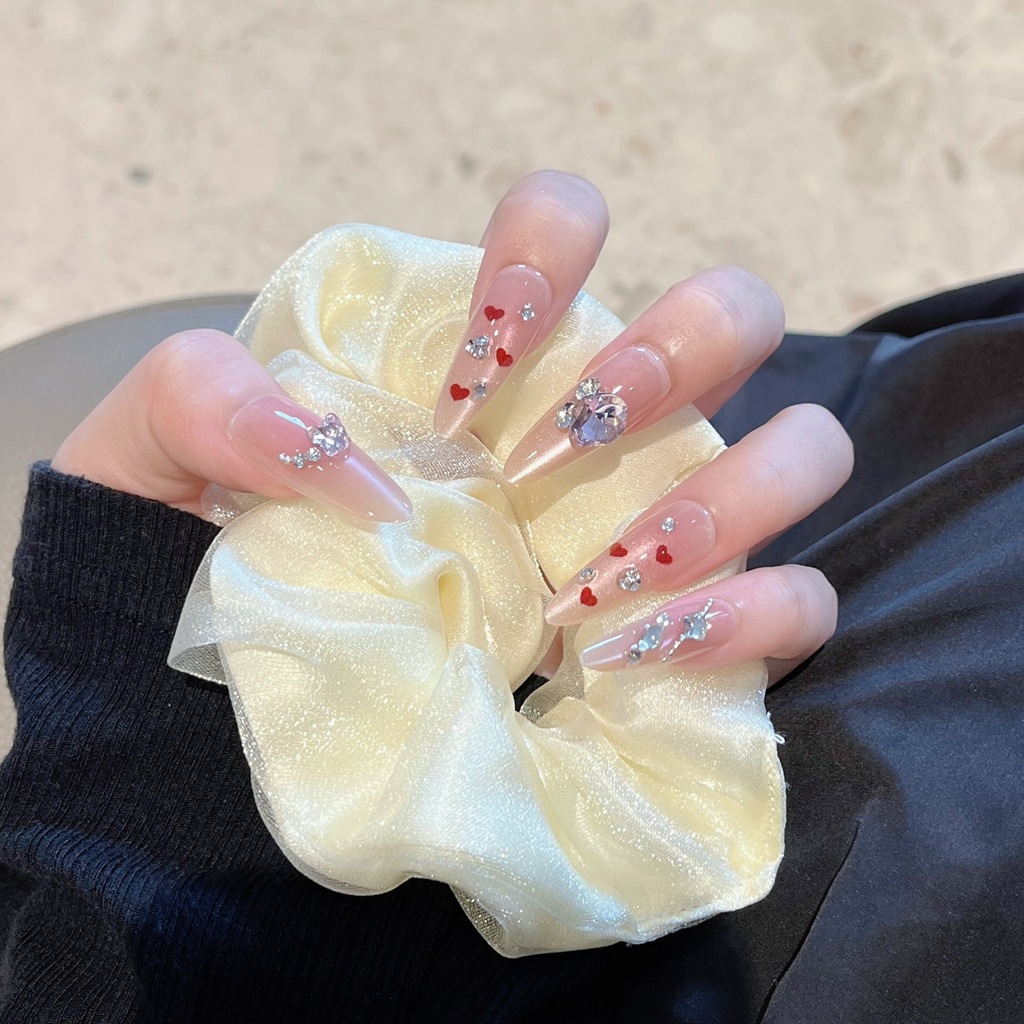 Pequeño libro rojo estilo caliente ojo de gato amor armadura de vestir dulce pieza de uñas desmontable almendra larga fábrica al por mayor manicura