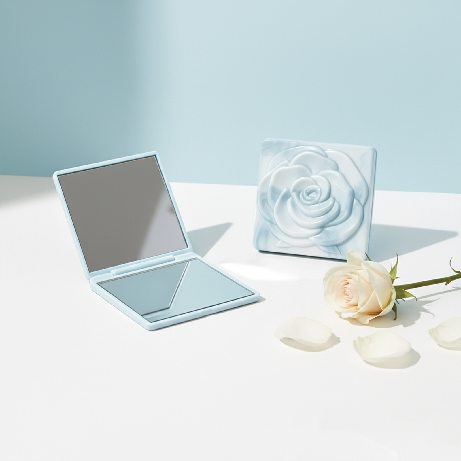 Espejo plegable portátil de doble cara con tapa, ideal para maquillaje y uso escolar o de viaje