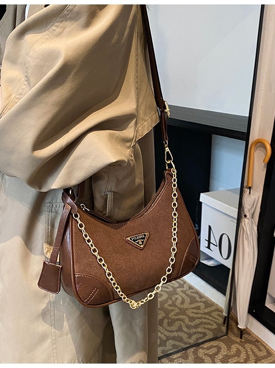 Bolso de cuero suave retro nuevo estilo transfronterizo para mujer 2024 nuevo bolso de media luna esmerilado cadena de sentido premium mensajero de un solo hombro
