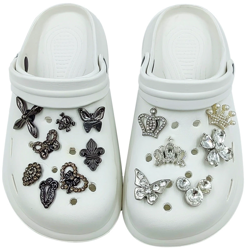 Сланцы в стиле Crocs, аксессуары, аксессуар с металлической пряжкой-бабочкой, металлик-цвет