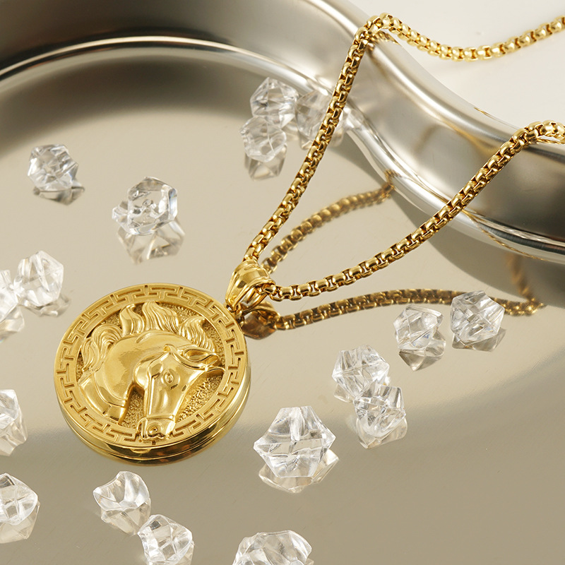 Cruzar la frontera europea y americana de acero inoxidable 3D cabeza de caballo colgante "caballo" oro redondo de acero inoxidable de hip hop collar de los hombres