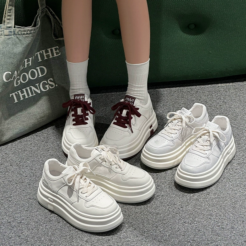 Европейские товары на толстой подошве кожаные маленькие белые туфли женские весенние 2025 новые повседневные туфли из Гонконга