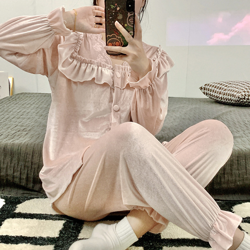 Wholesale bath sleep in stock home clothes bean paste autumn and winter pajamas women Korean velvet gold velvet lace cardigan long