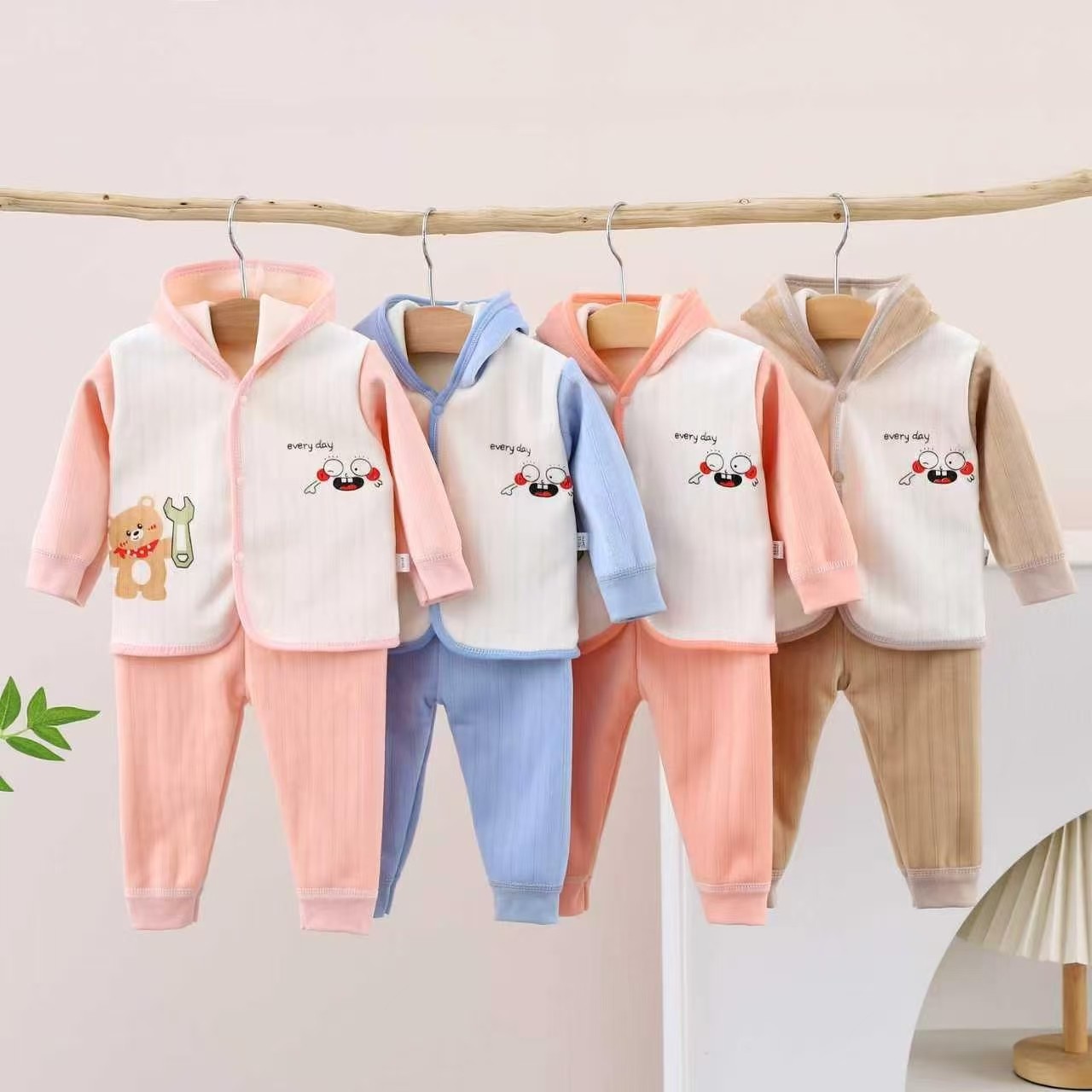 Baby calentamiento ropa interior set sin hueso algodón recién nacido tres capas de algodón folded pijamas primavera y otoño abrigo de bebé image 1