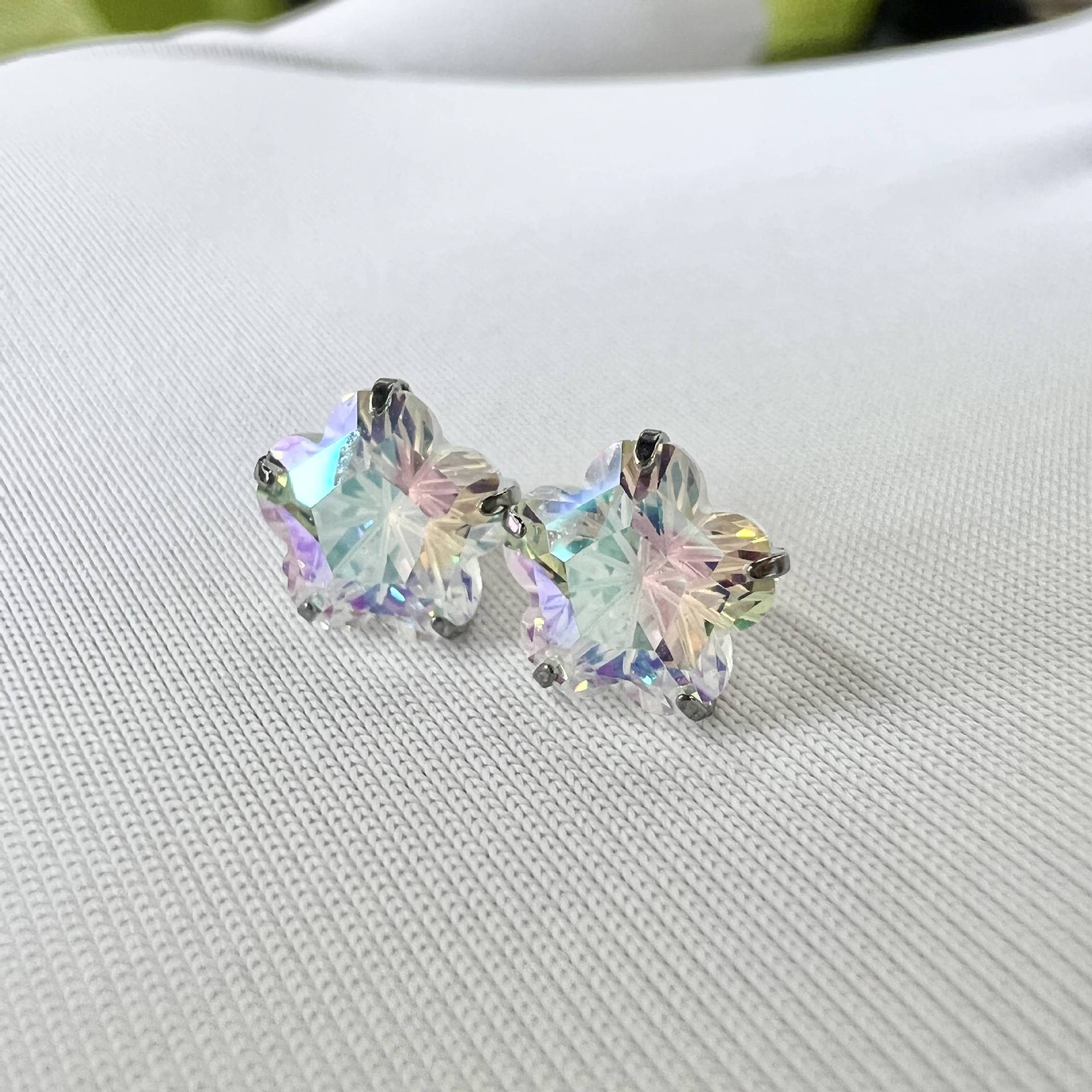 F136 Titanium Alloy Ear Bone Studs Cherry Blossom Cut Zircon Claw-Set Lip Studs 16G detail image 8