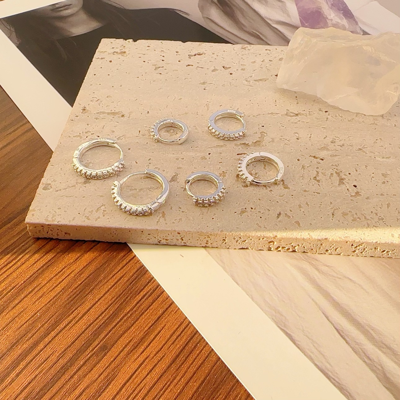 Nicho de moda transfronteriza sensación de diseño de cobre chapado en oro real perfiles redondos de alta calidad sensación de lujo ligero pendientes de mujer venta directa