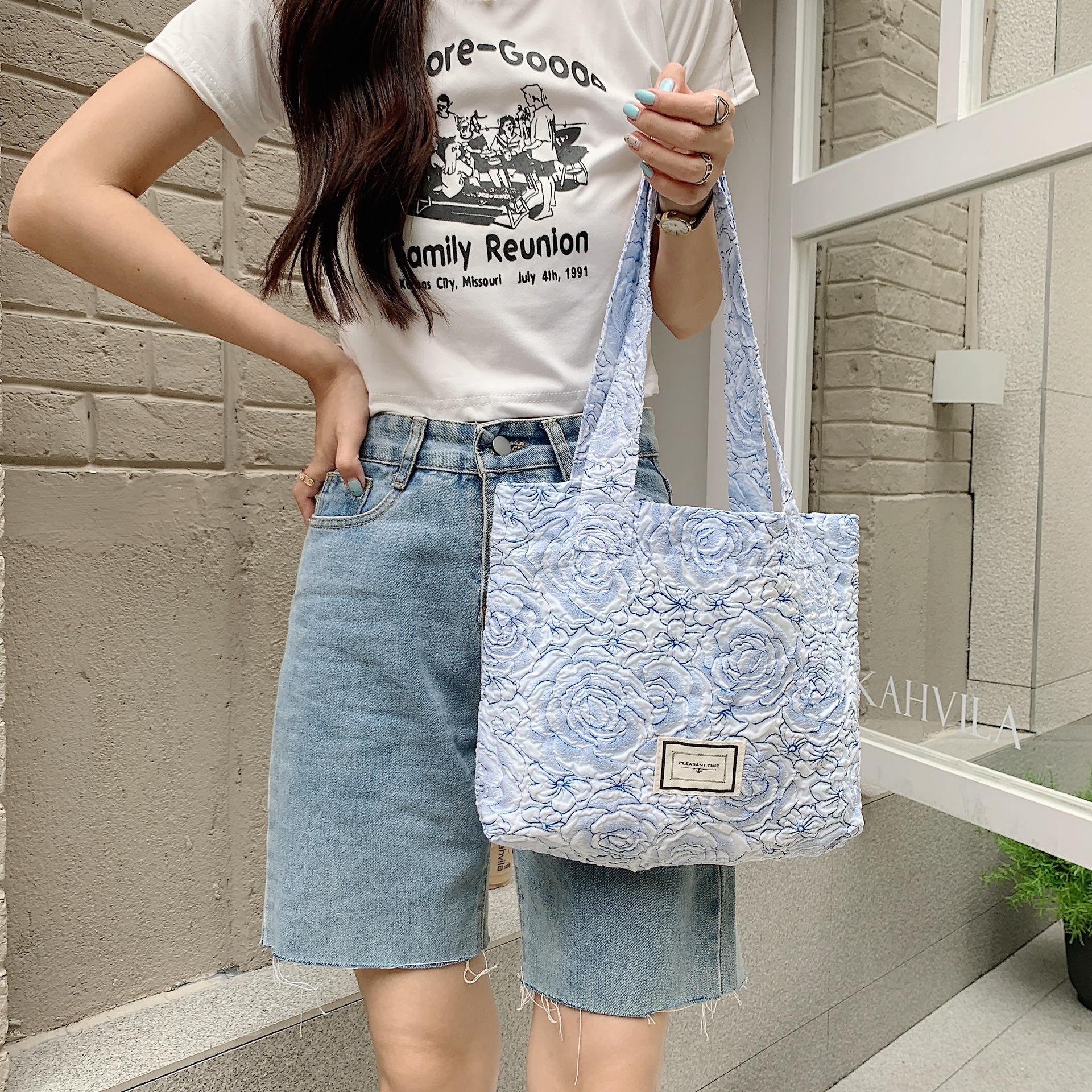 Wholesale of 25244 Jacquard blue rose large-capacity portable bags, clutch bags, storage bags, ladies' tote handbags undefined