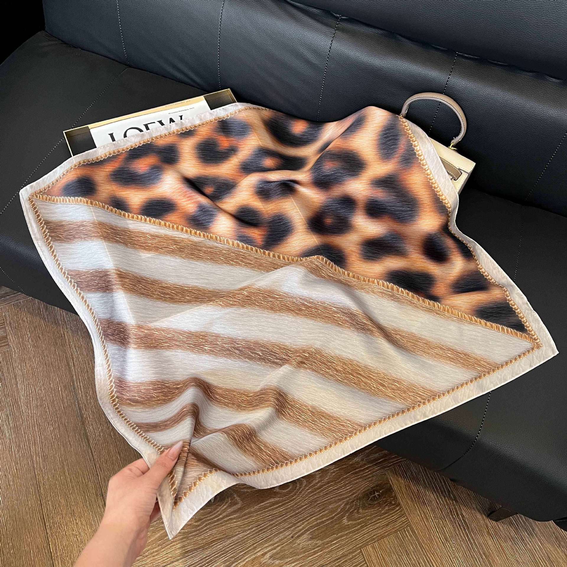 Transfronterizos nuevos bufandas de seda azul de alto nivel de seda cuadrada de simulación bufandas de moda de decoración de moda de combinación bolsa correa de pelo bufandas profesionales