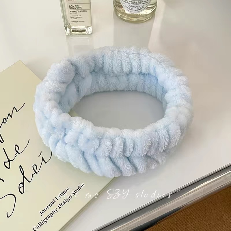 顔を洗って髪を洗って新型の少女の韓国の化粧をつけてマスクの専用のカチューシャをつけます。