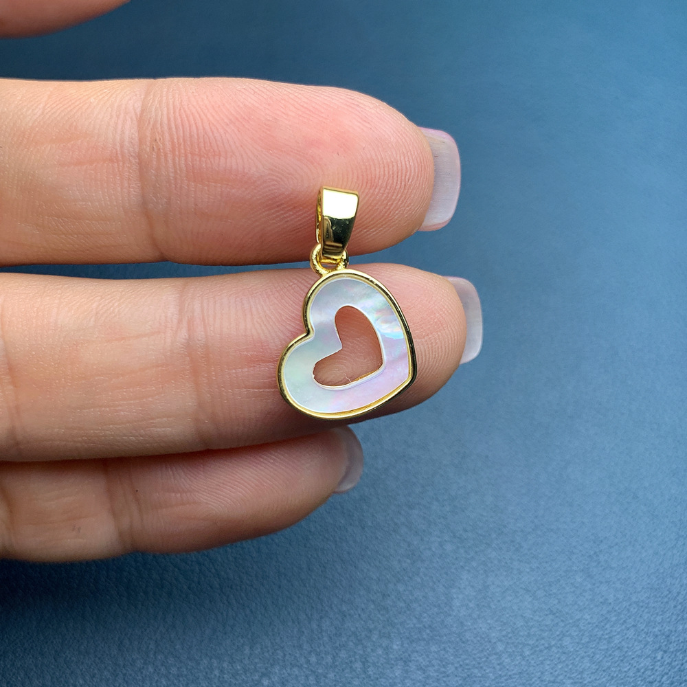 1 PCS/Package Quantity 1 PCS/Package 13.4mm Copper Shell 18K Gold Plated Heart Shape Pendant