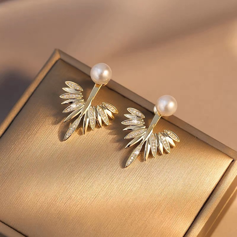 Elegant Geometric Alloy Plating Inlay Artificial Pearls Rhinestones Women's Earrings display picture 1