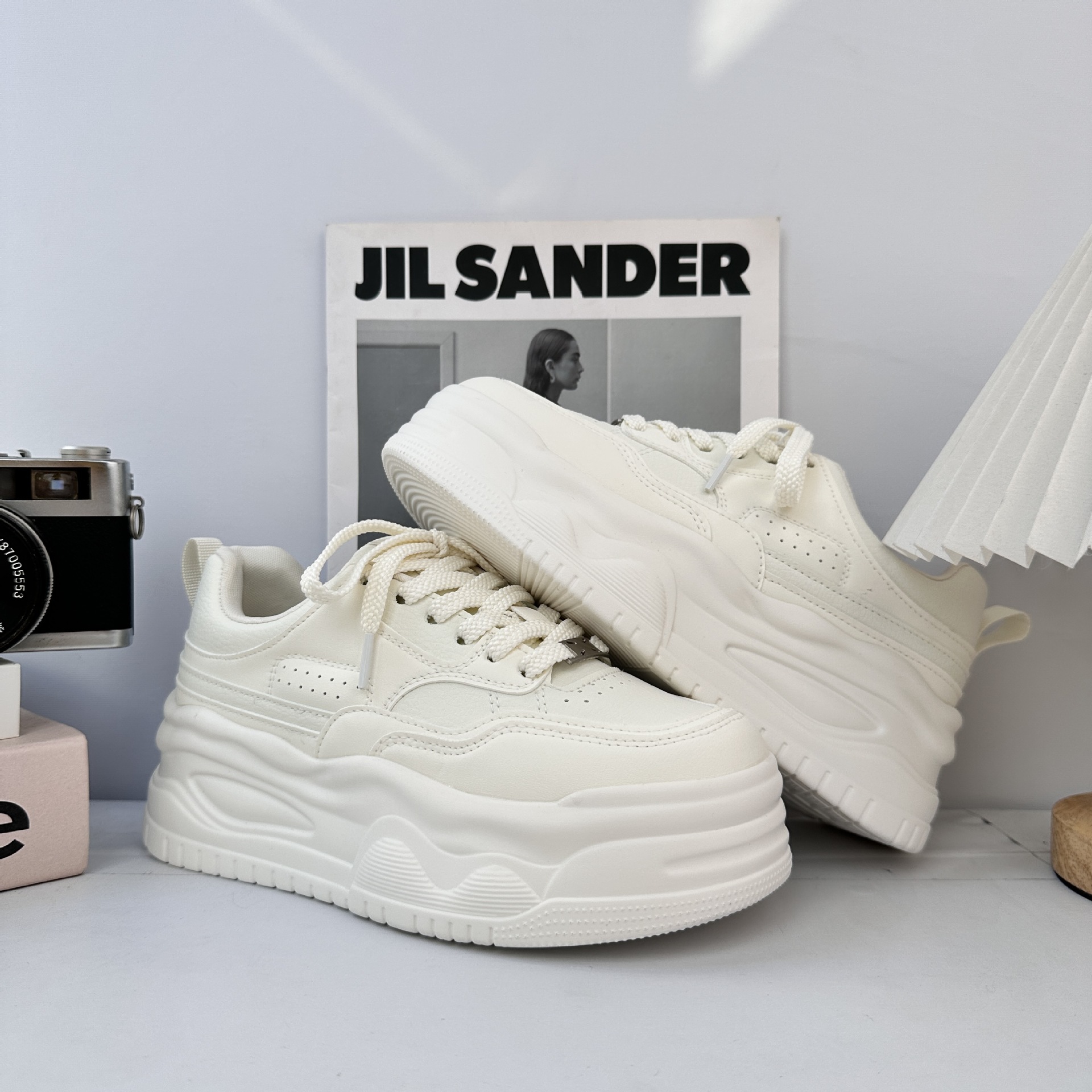 Muffin con una base gruesa aumentando la altura de los zapatos blancos de otoño de 2025 nuevos zapatos casuales de nicho para mujeres zapatos de skate de moda universal