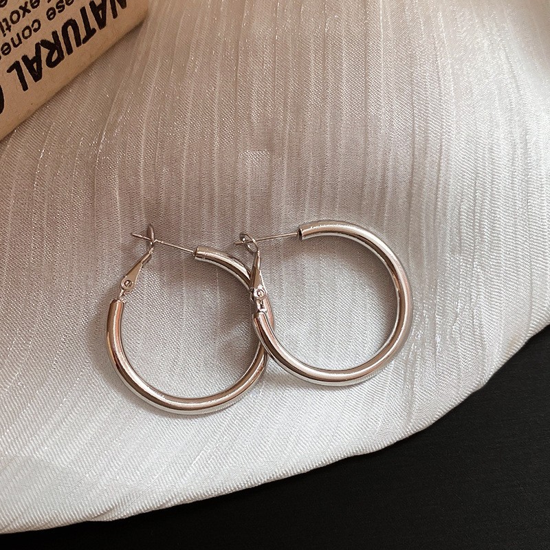 Pendientes ovalados simples de aguja de plata Pendientes de tendencia de personalidad transfronteriza europea y americana Pendientes de diseño de todo fósforo de nicho al por mayor