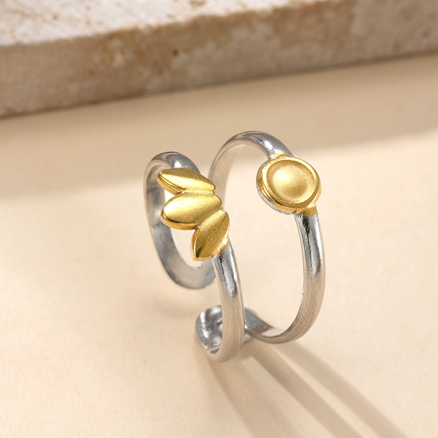 Venta caliente transfronteriza anillo de acero inoxidable diseño de nicho femenino anillo abierto a juego de colores aceite hueco amor fábrica de anillos de acero de titanio