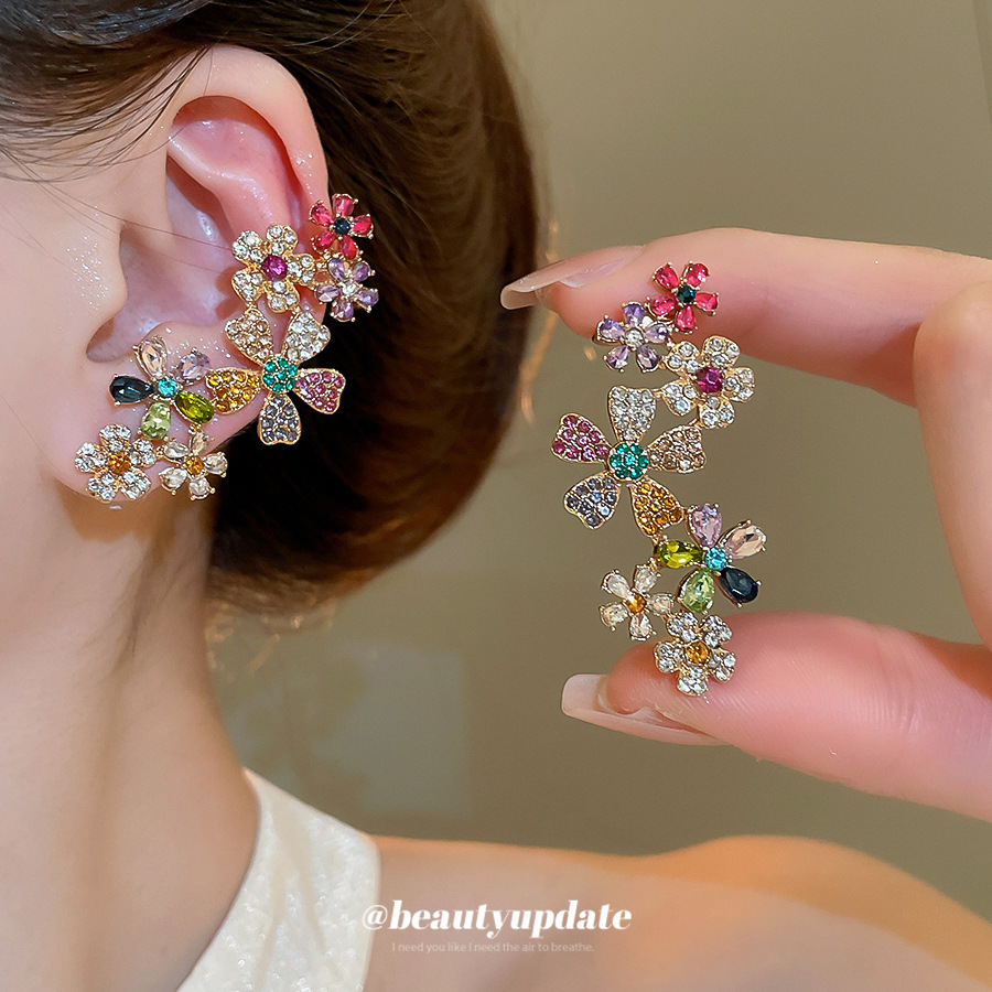 Pendientes de flores de aguja plateada de galvanoplastia de oro real de 18k Pendientes de una pieza Pendientes de moda de lujo ligero de alta gama nicho