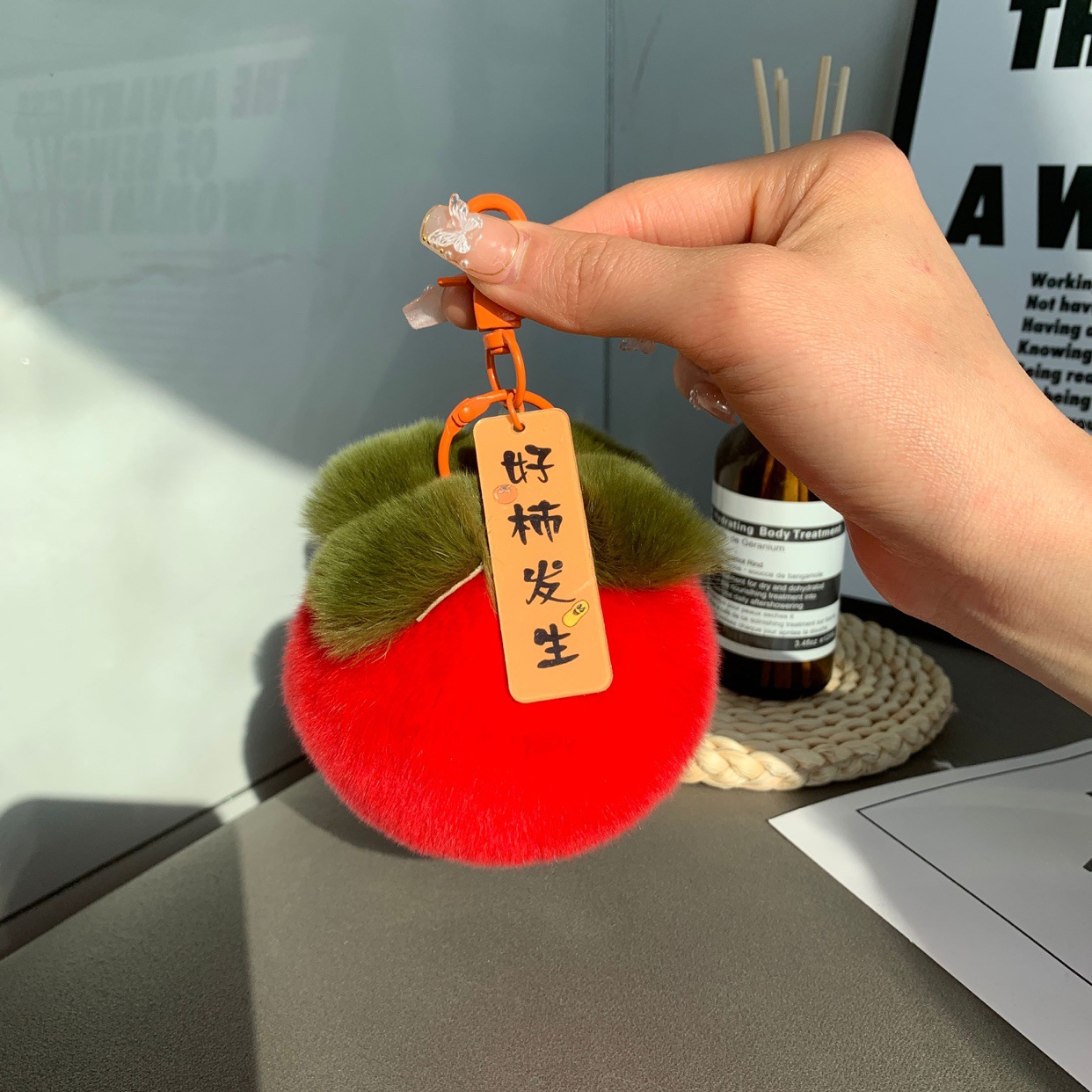 Las cosas buenas suceden pequeños caqui llavero de automóvil colgantes en bolsas de regalo de cumpleaños lindas peluche bolsas colgantes