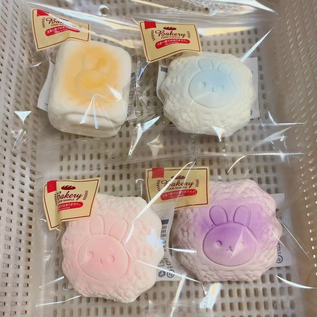 무작위로 젖은 부드러운 컵 구름이 천천히 반동합니다.