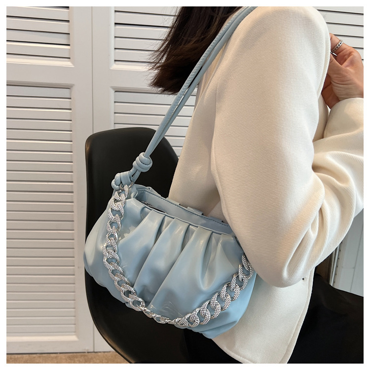 2022 Nouveau De Mode De Femmes D'épaule Simple Chaîne Plissée Nuage Forme Messenger Sac display picture 4