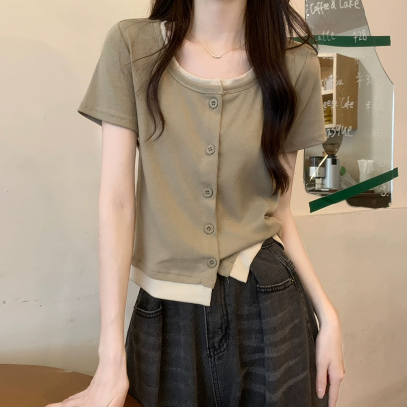 Женская футболка с цветными блоками и пуговицами, имитация двух частей, с короткими рукавами, новинка 2025 года, корейский стиль, дизайн, нишевый шикарный крутой топ