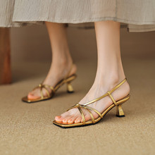 һ�֎�����¶ֺ��ЬŮ2025���¿���Ƥ���^�����U���_�R��ɫ�߸�Ь